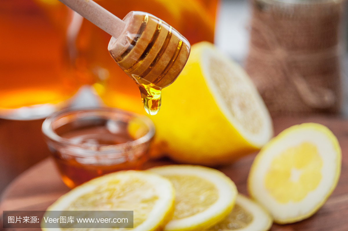 柠檬和天然蜂蜜热茶,富含维生素,免疫力强。